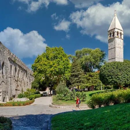 Maya Con Dios Apartman