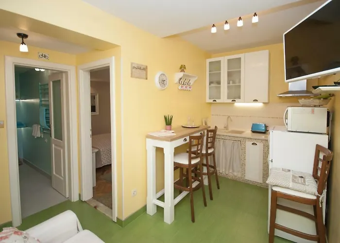 아파트 Maya Con Dios *